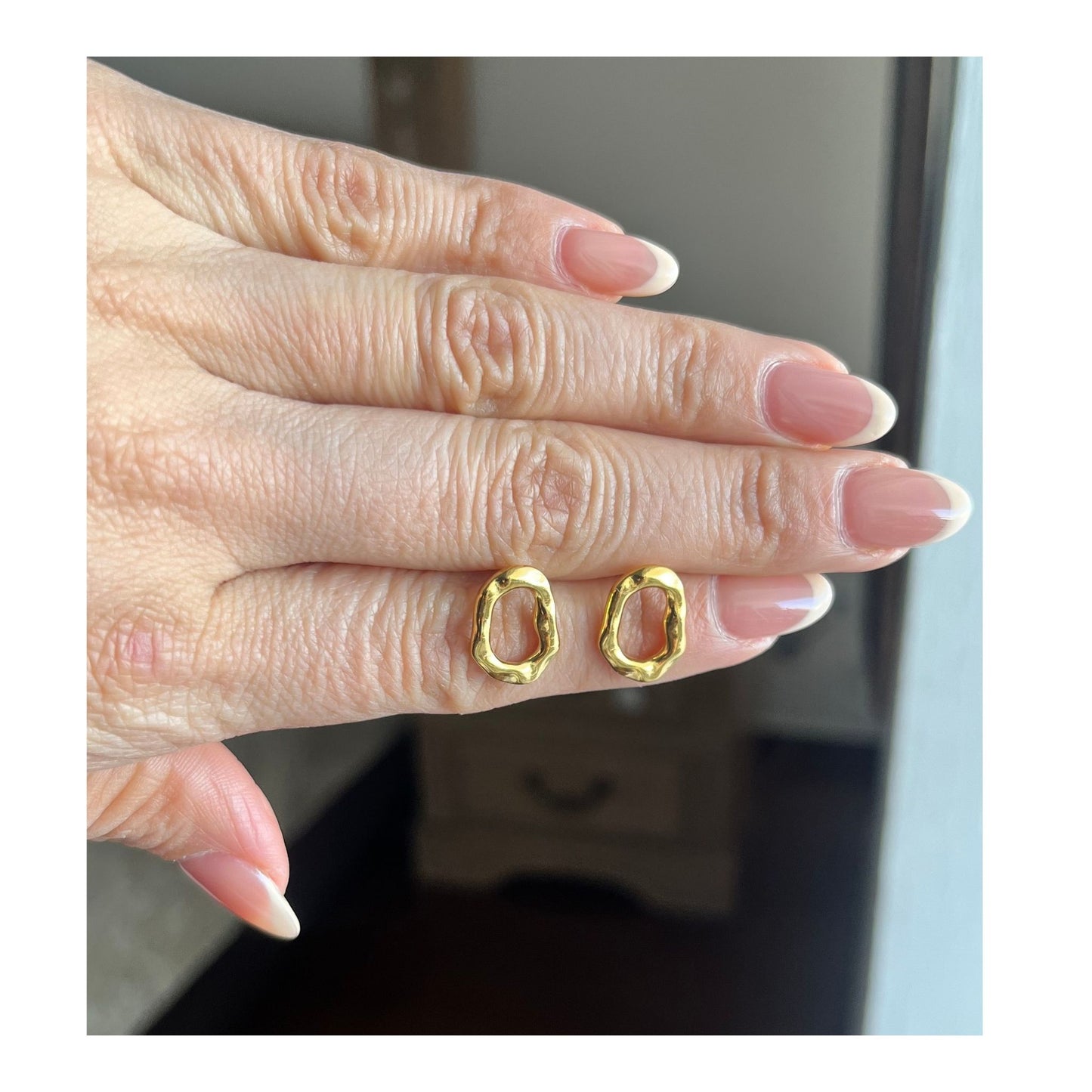 Aretes Dúo Metálico – Diseño Ondulado Bicolor
