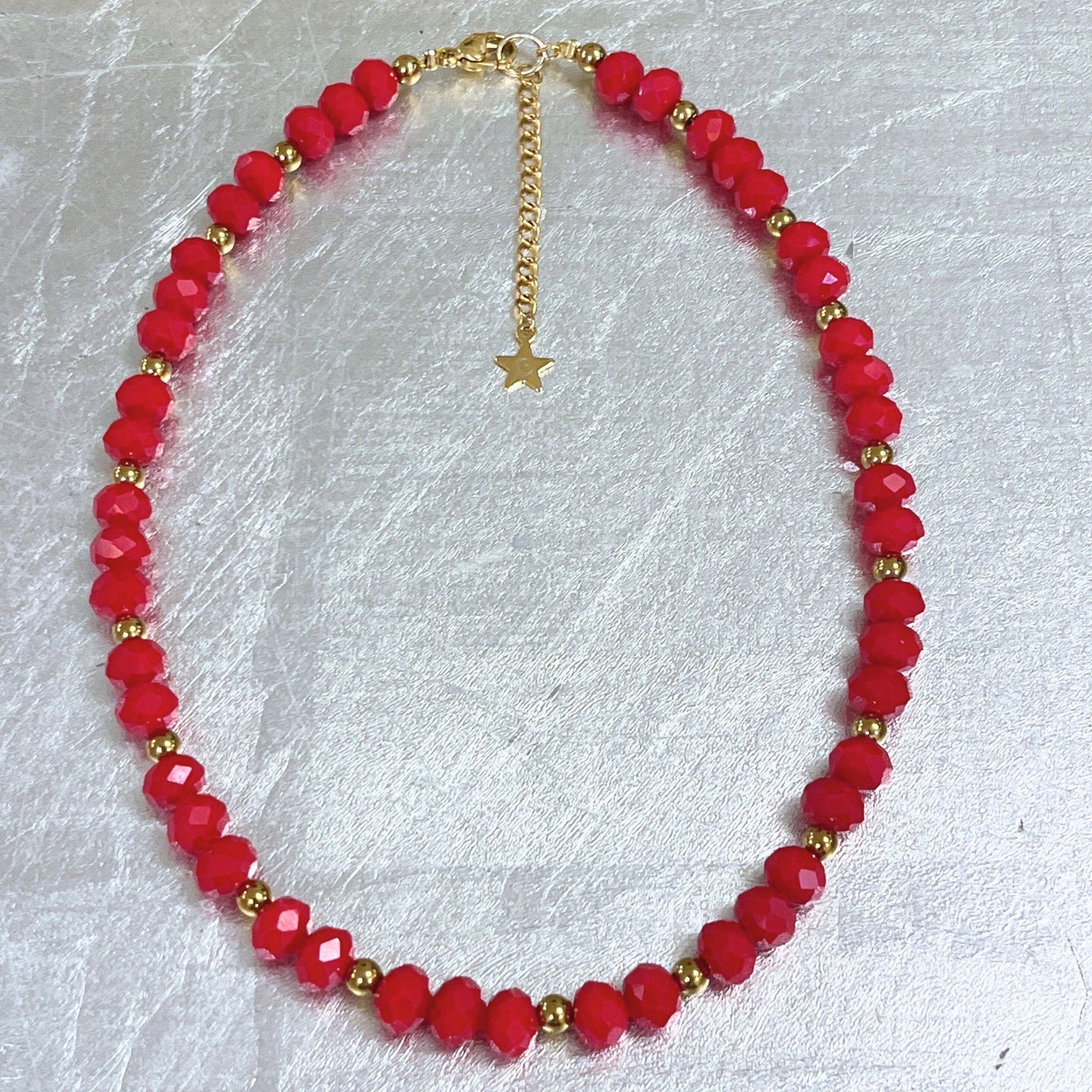 Collar Gardenia – Hecho a Mano con Cuentas y Balines Dorados