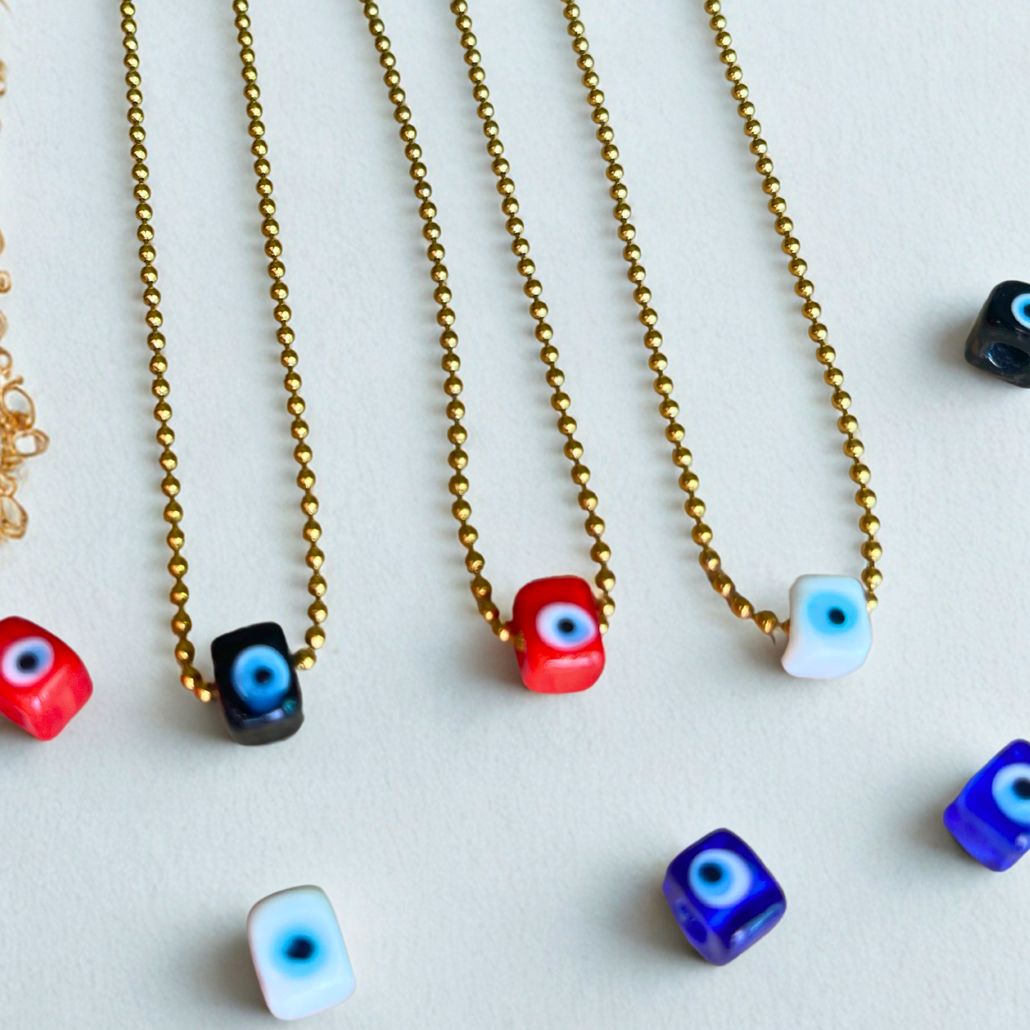 Collar Ojo Protector – Dijes Rojo y Azul con Cadena Dorada