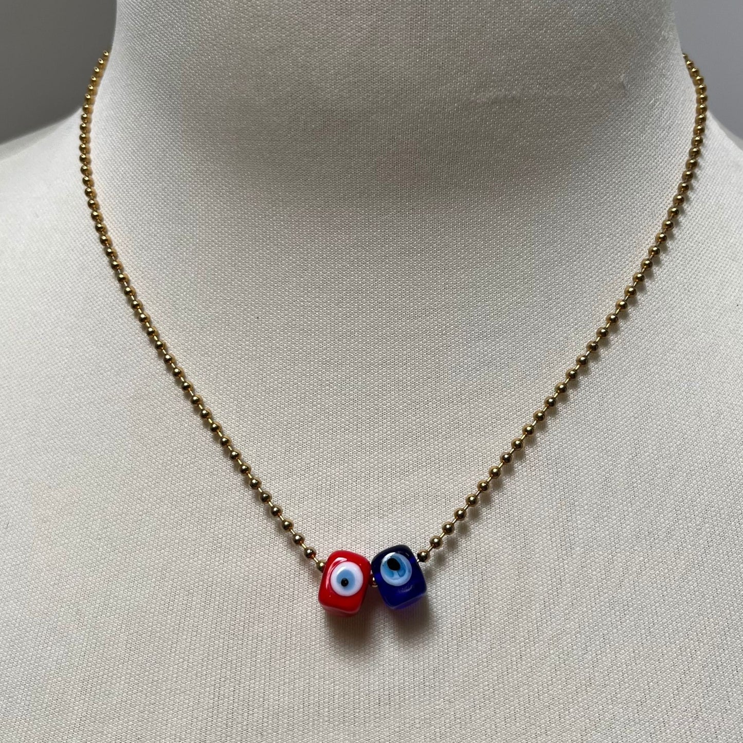 Collar Ojo Protector – Dijes Rojo y Azul con Cadena Dorada