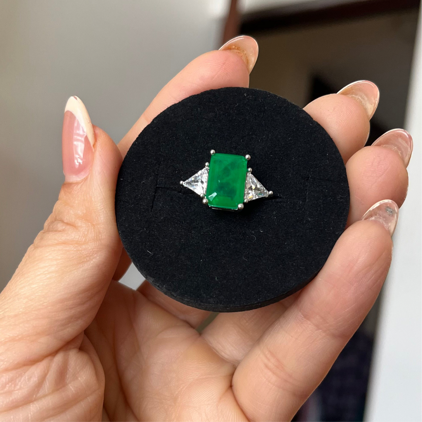 Anillo ajustable con piedra color esmeralda rectangular