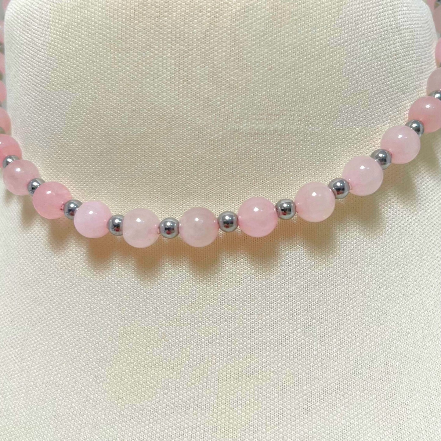 Collar Rosado Pastel – Cuentas Artesanales con Acabado Metálico