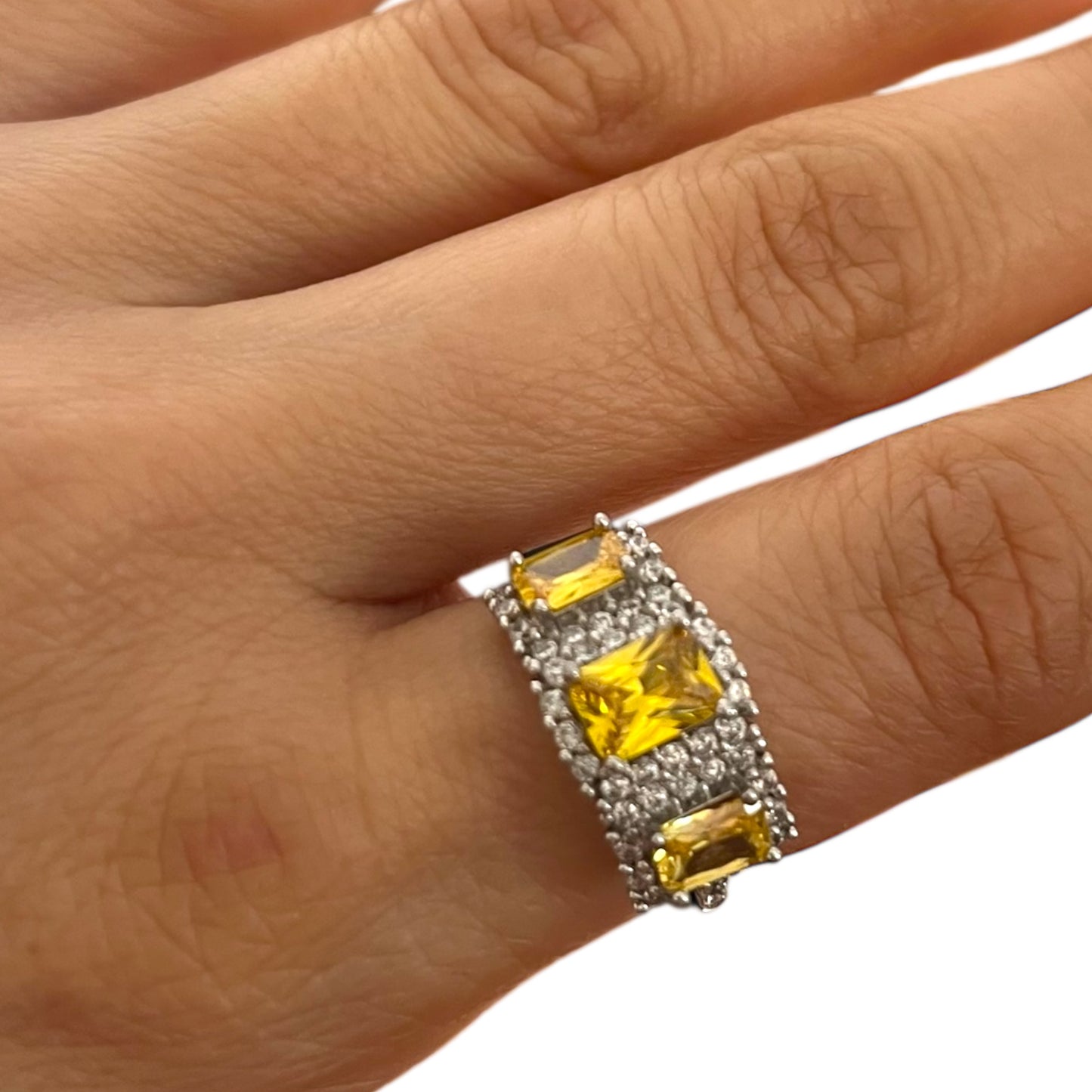 Anillo de bisutería ajustable con piedras tipo circonia amarillas y acabado plateado