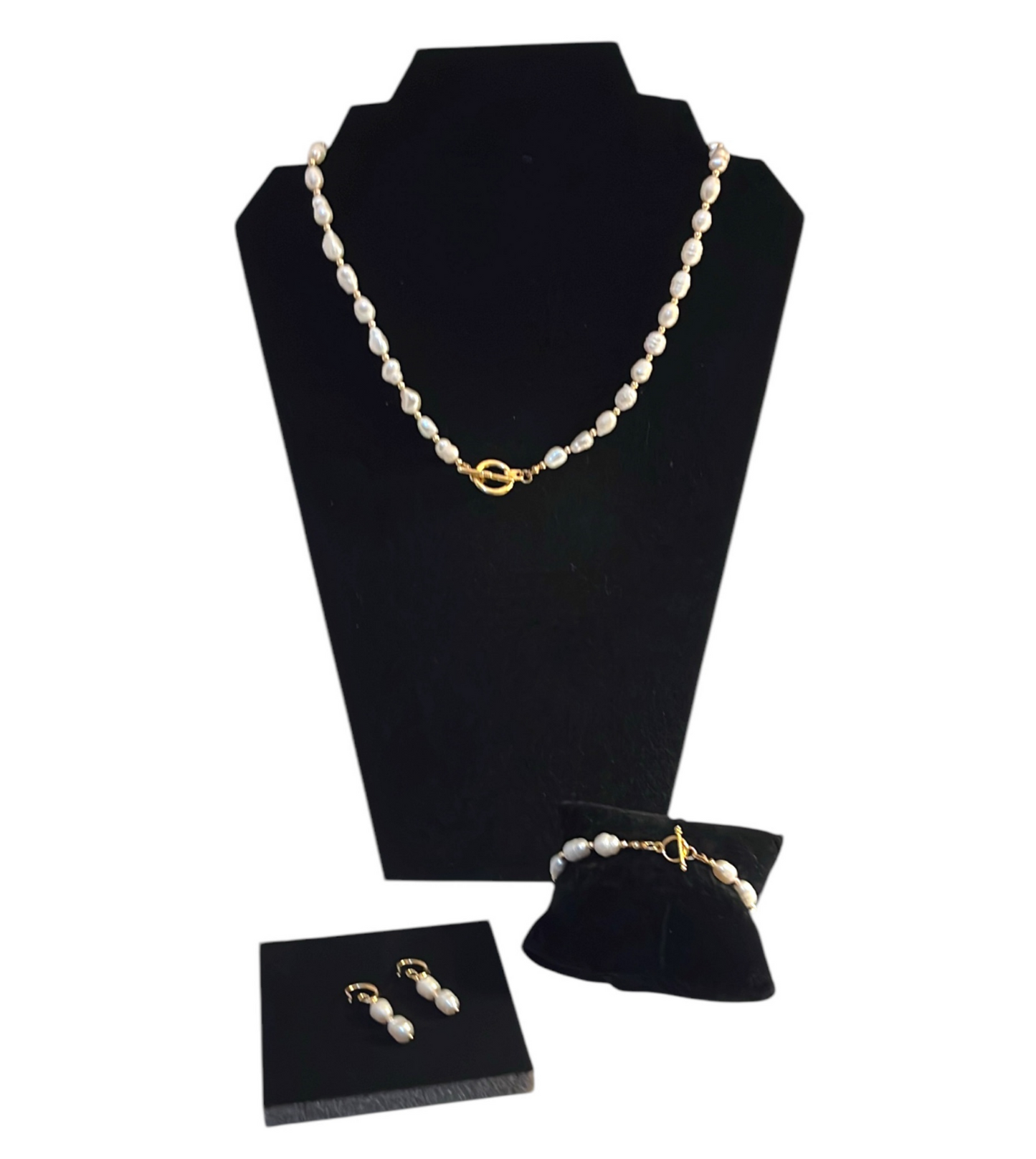 "set de joyeria Mara con collar, pulcera y aretes de perlas barrocas y broche dorado"