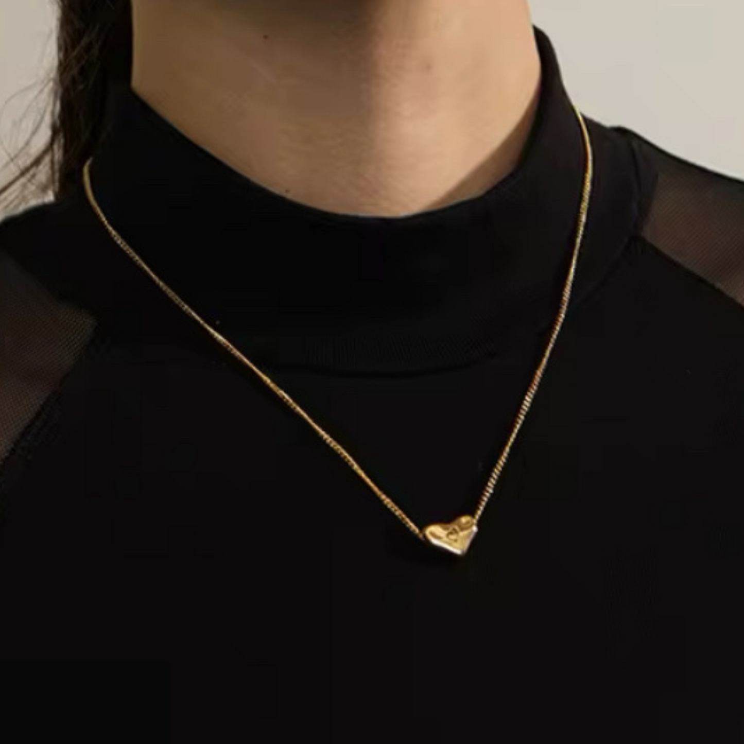collar-minimalista-corazón-dorado
