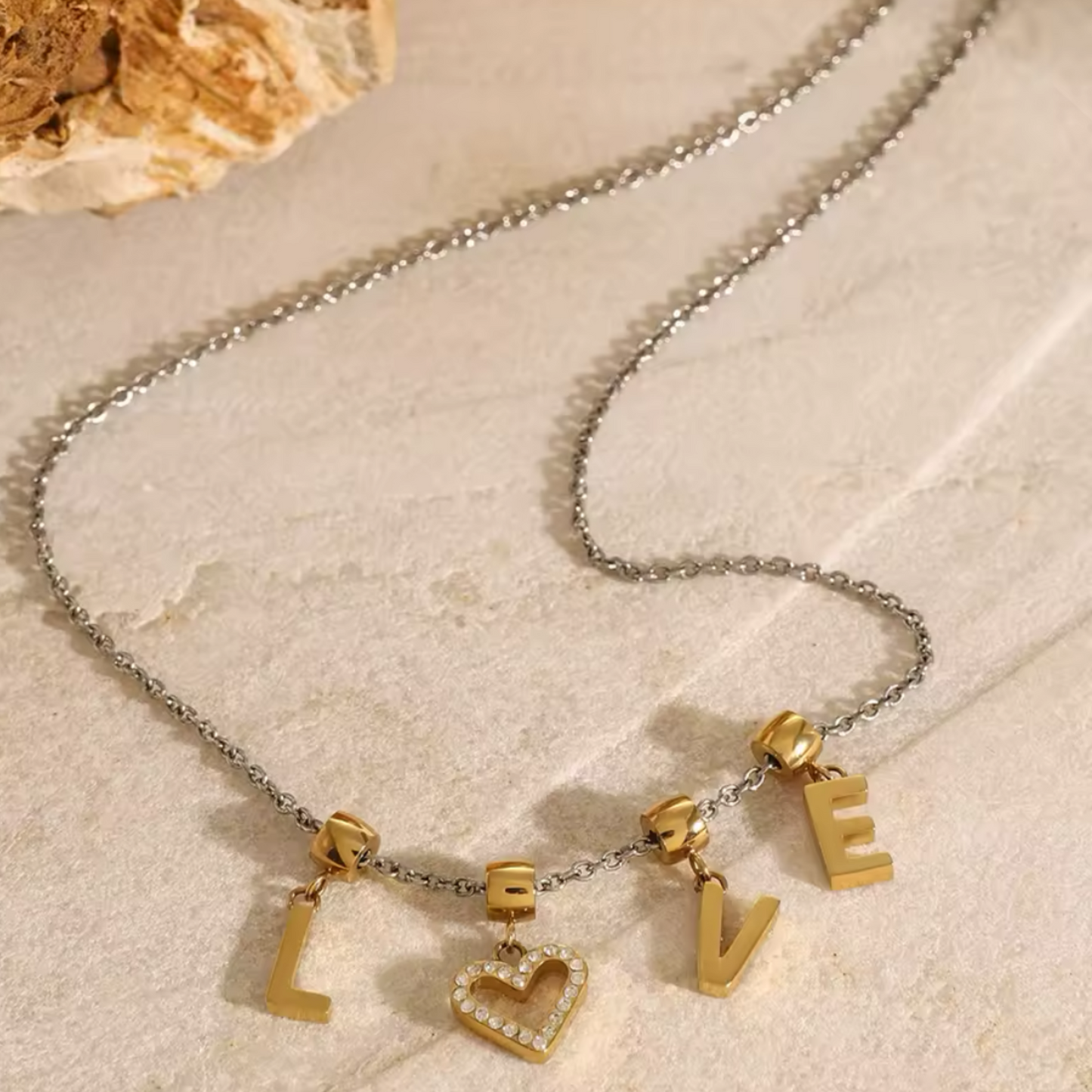 Collar Letras Doradas – Corazón minimalista en acero inoxidable