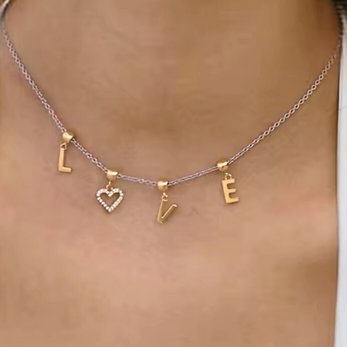 Collar Letras Doradas – Corazón minimalista en acero inoxidable