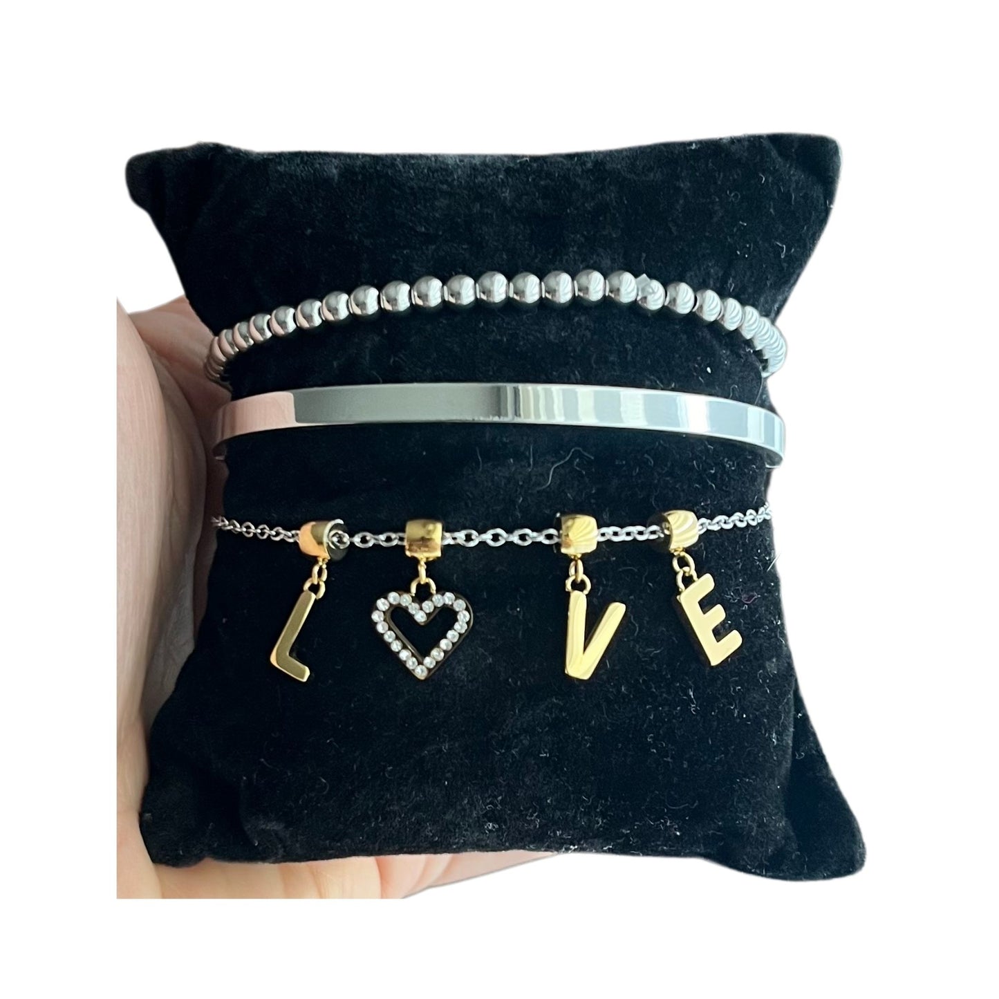Detalle de la letra corazón con incrustaciones brillantes