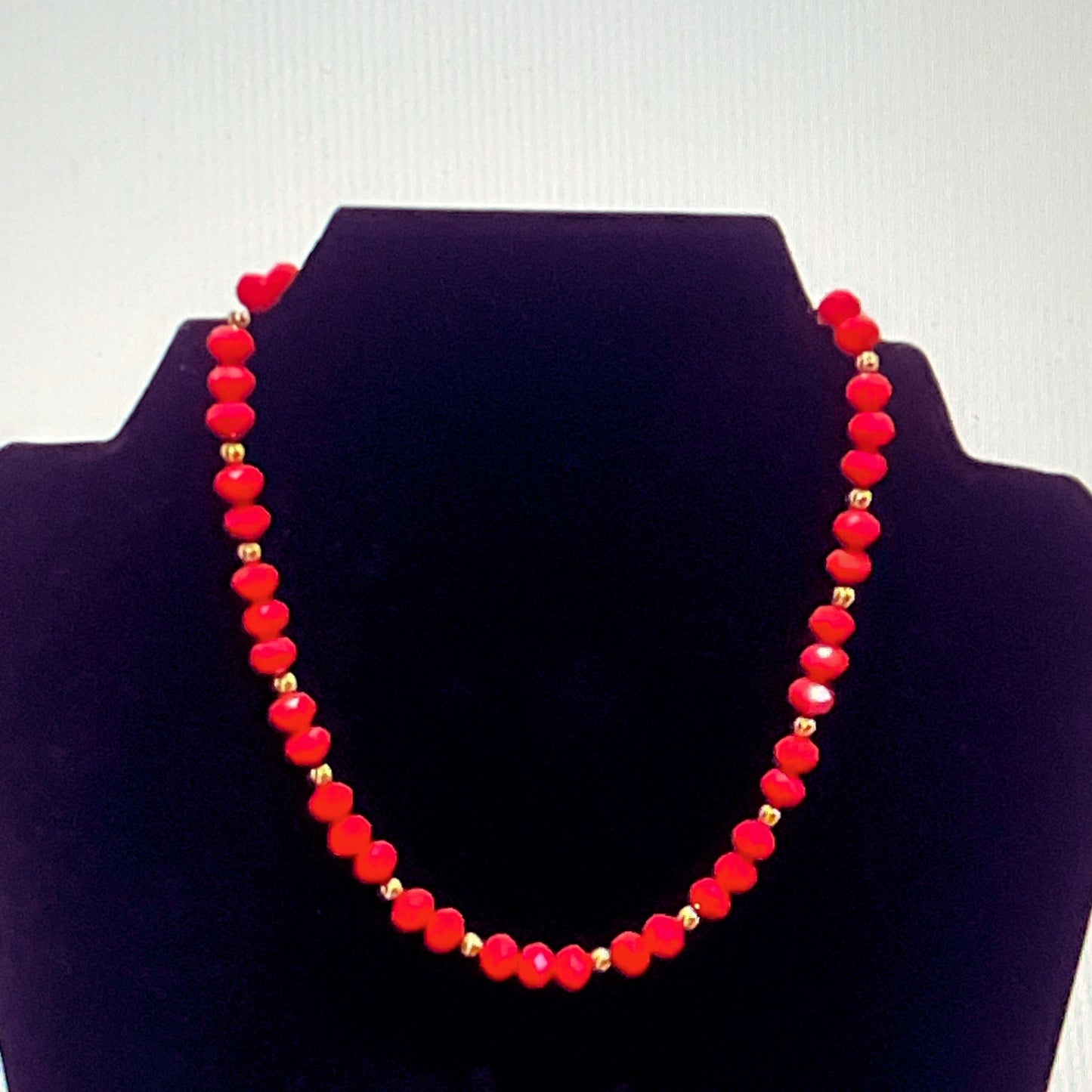 Collar Gardenia – Hecho a Mano con Cuentas y Balines Dorados