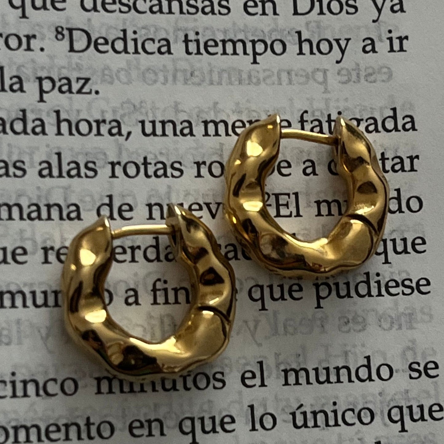 Arracadas Irregulares Doradas – Estilo Bold con Textura Esculpida