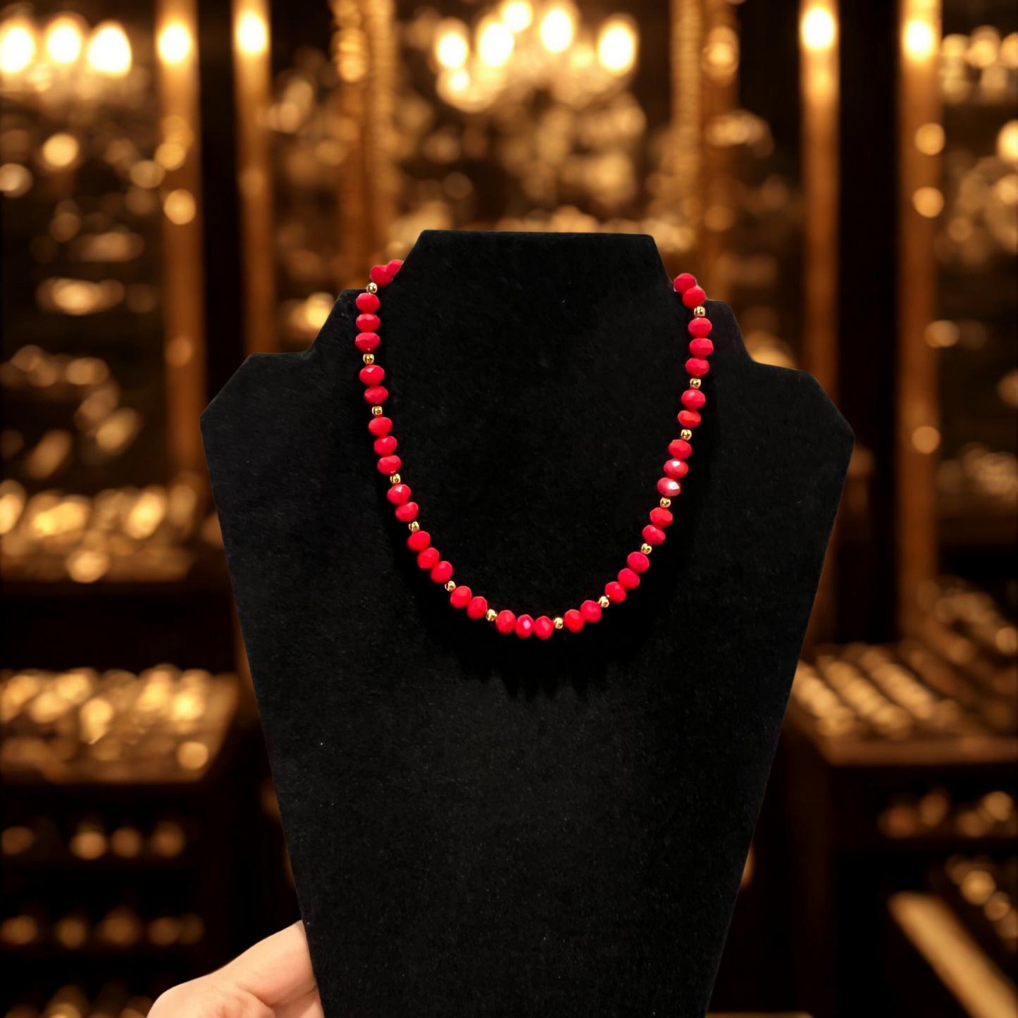 Collar Gardenia – Hecho a Mano con Cuentas y Balines Dorados