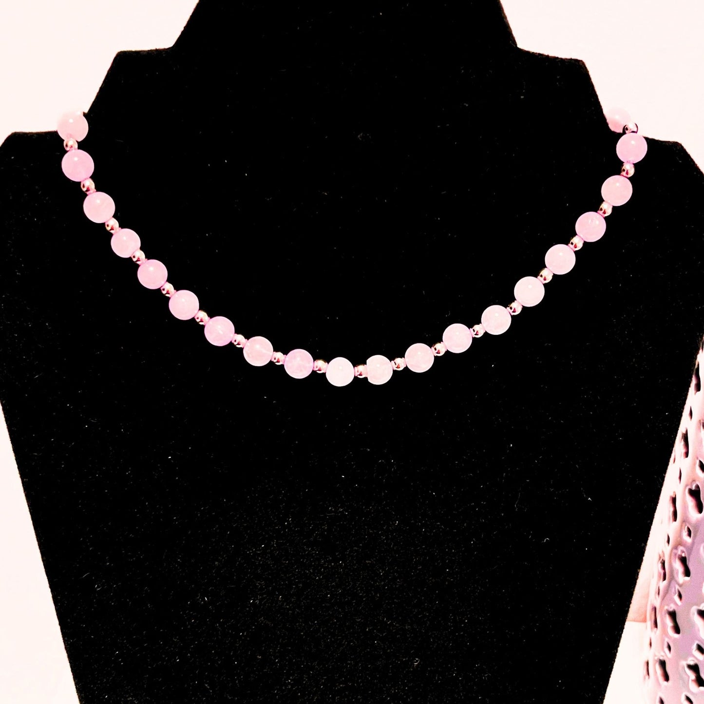 Collar Rosado Pastel – Cuentas Artesanales con Acabado Metálico