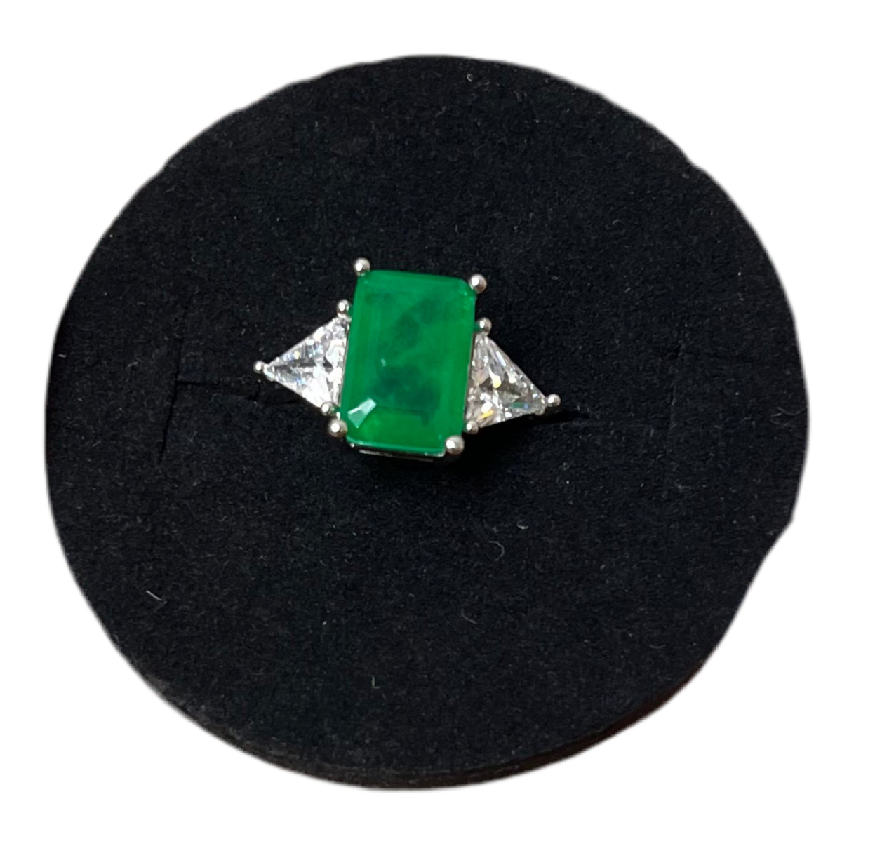 Anillo con piedra rectangular color esmeralda y ajuste de talla
