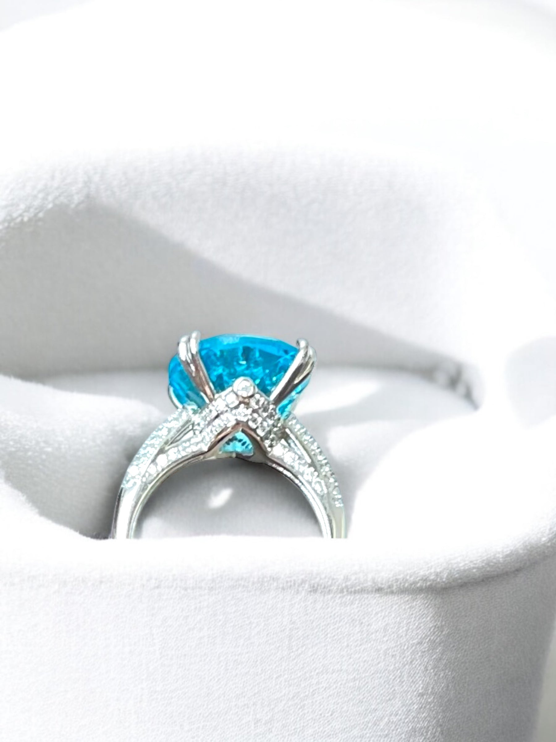 Anillo ajustable con piedra azul ovalada estilo solitario