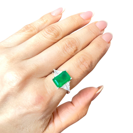 Anillo con piedra rectangular color esmeralda y ajuste de talla
