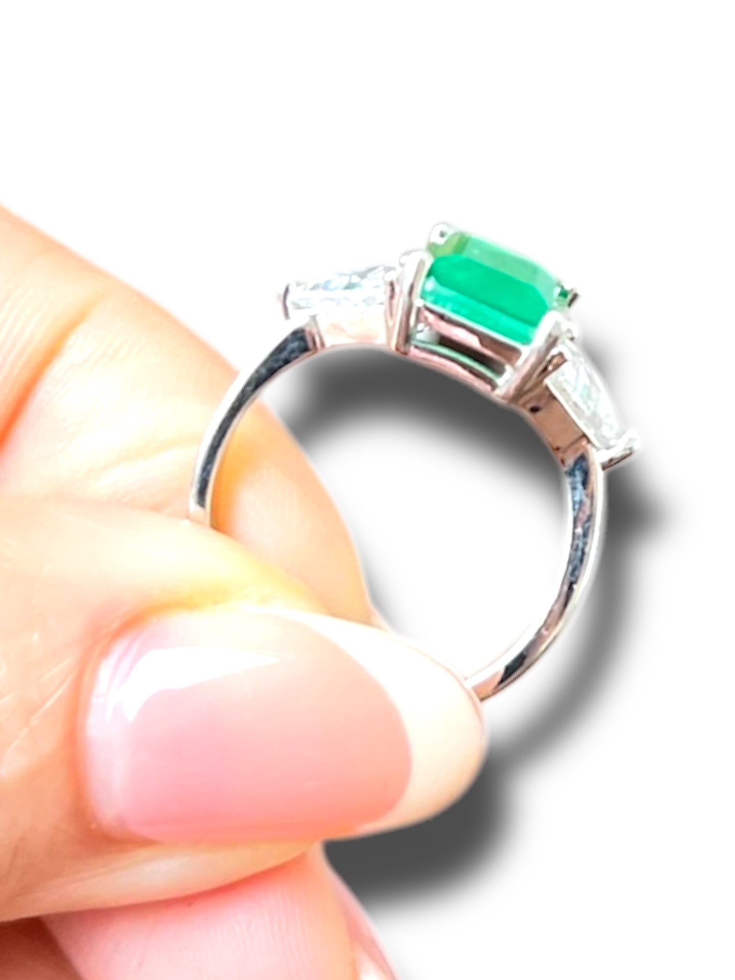 Anillo con piedra rectangular color esmeralda y ajuste de talla

