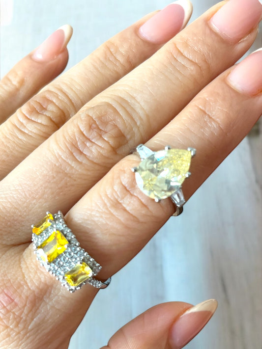 Anillo ajustable de bisutería con piedra amarilla en forma de gota y acabado plateado