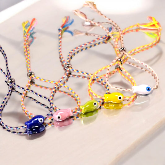 Pulsera Multicolor con Dije de Pez – Cordón Ajustable de Amuleto
