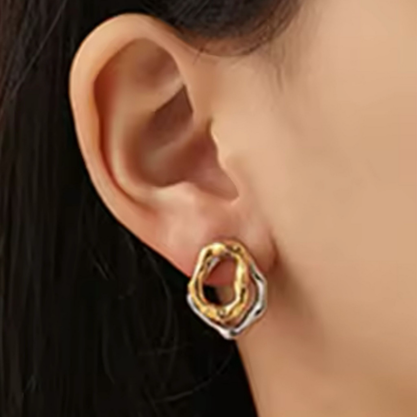 Aretes Dúo Metálico – Diseño Ondulado Bicolor