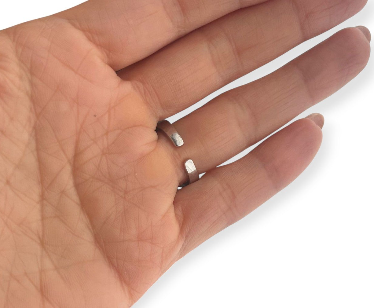 Set de Collar con Dije + Anillo Ajustable – Cristal Brillante en Acabado Plateado