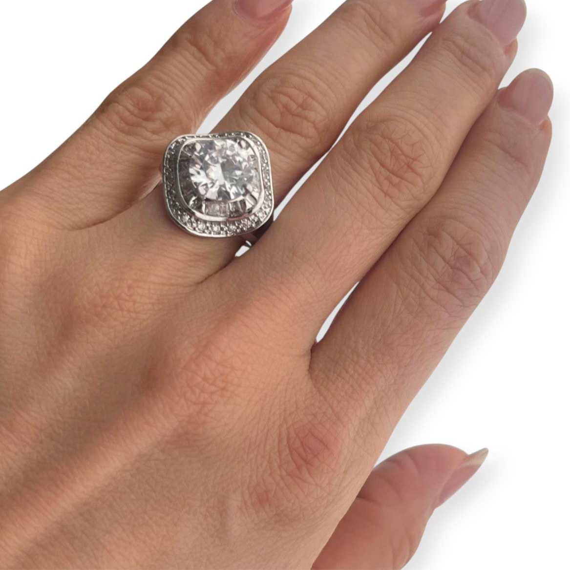 Set de Collar con Dije + Anillo Ajustable – Cristal Brillante en Acabado Plateado