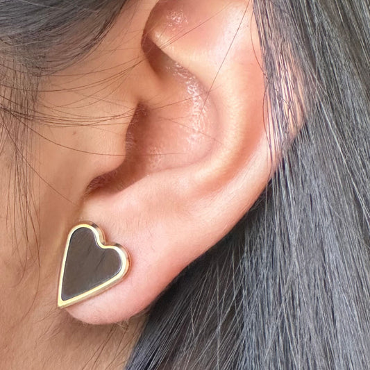 Aretes Eizabeth en Forma de Corazón con Acrílico Negro y Acero Inoxidable Chapados en Oro 18K