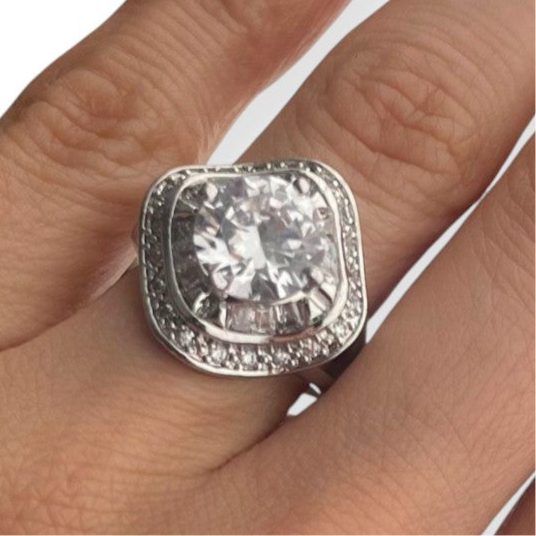 Set de Collar con Dije + Anillo Ajustable – Cristal Brillante en Acabado Plateado