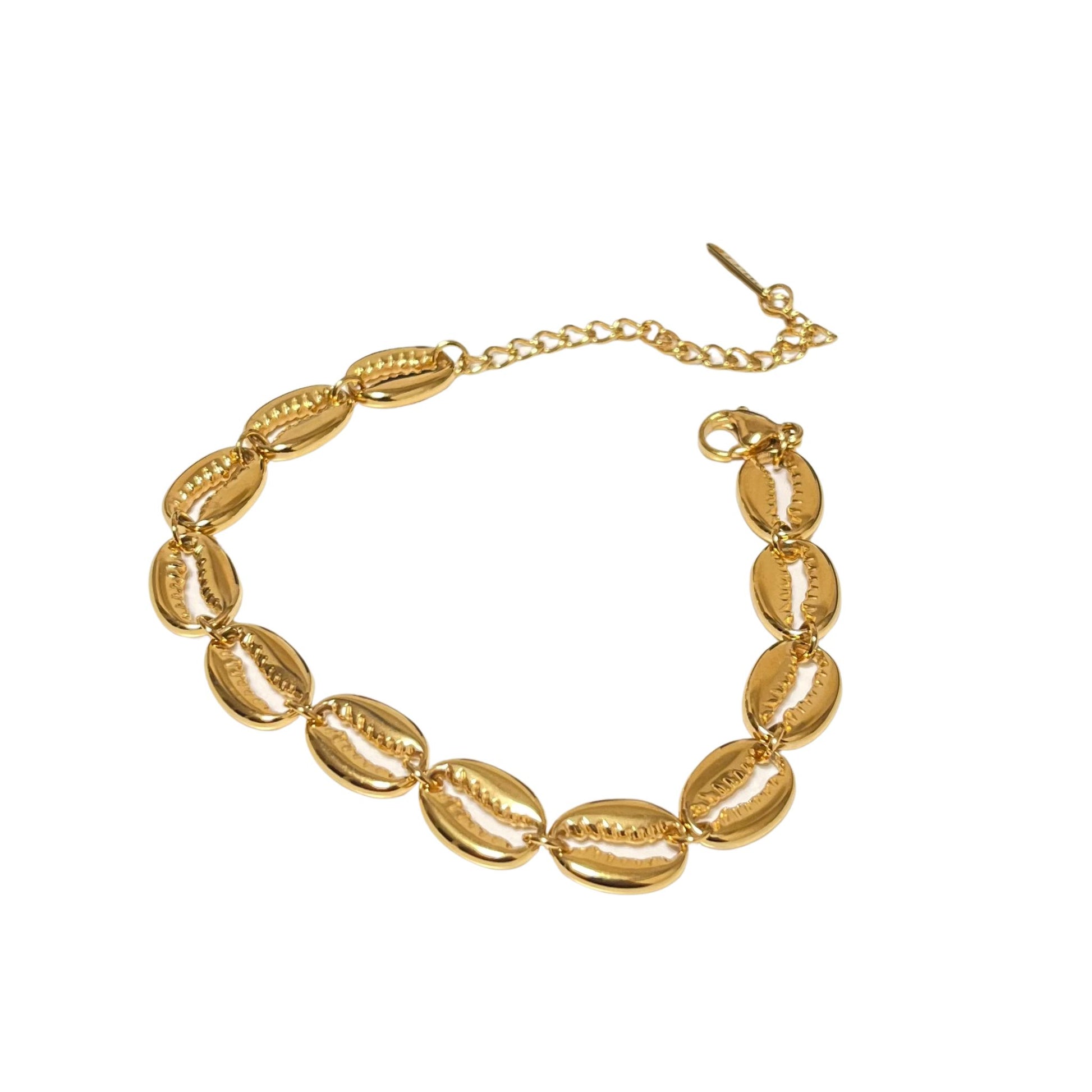 Pulsera de acero inoxidable dorado con diseño de conchas metálicas y cadena ajustable. Resistente al agua y al uso diario.