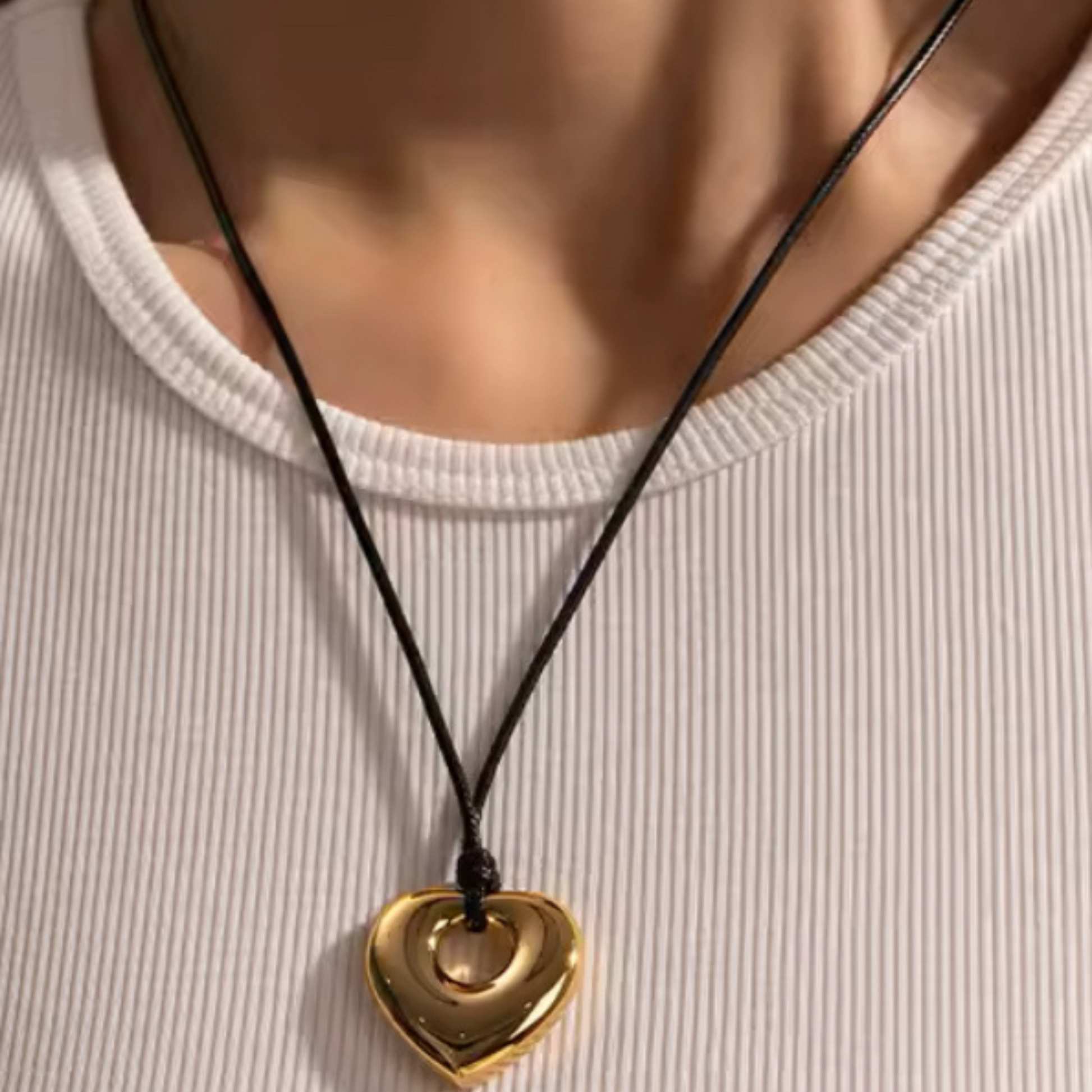 collar milán con colgante en forma de corazón dorado y cordón negro, diseño moderno