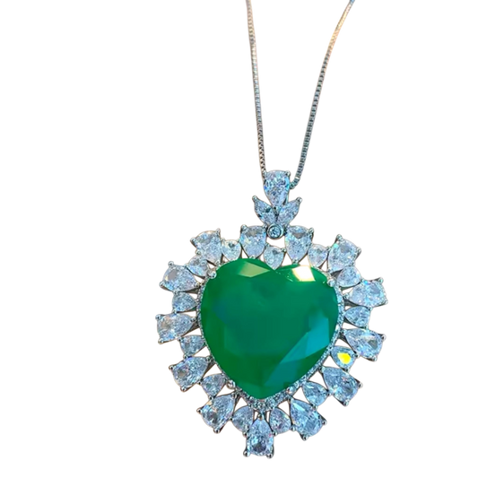 Collar con dije de corazón verde en bisutería fina
