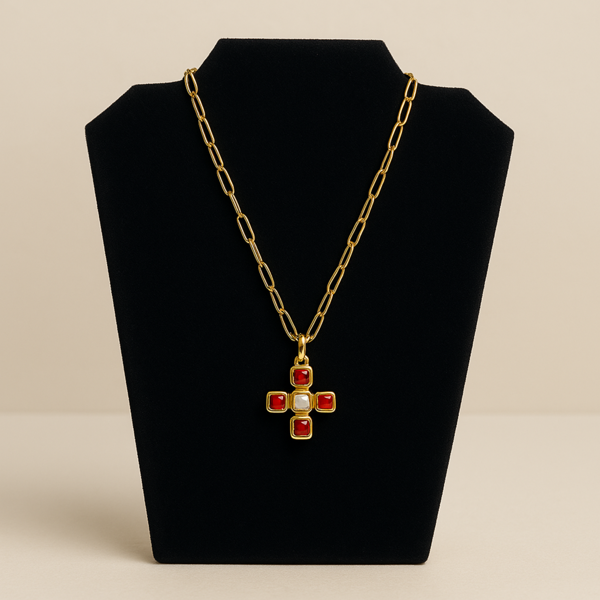 collar cruz con cadena dorada elegante y clásico.