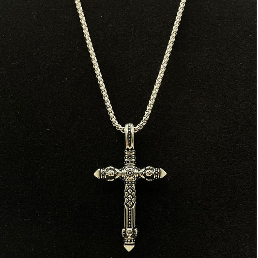 Collar Cruz Esculpida Punk – Plata .925 con baño de rodio